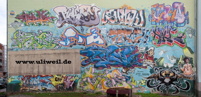 Hier hingen links unten bis 3 Tage vor der Aufnahme noch zwei Werbewände; ich habe mir erlaubt, diese Fläche für eigene Werbezwecke zu nutzen.
Bild wurde mittlerweile durch Anbau eines Hauses überdeckt. Genter02.jpg