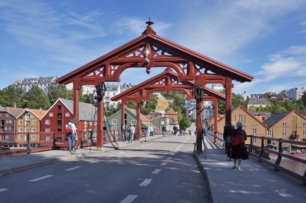 Brücke über den Fjord in Richtung Festung