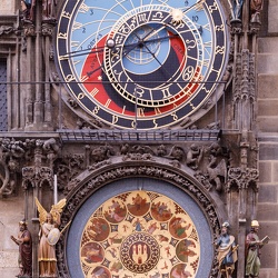 Rathaus und astronomische Uhr